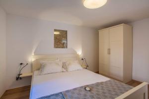 Postel nebo postele na pokoji v ubytování Apartmani Kraj mora