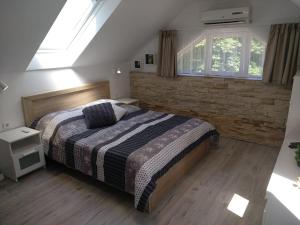 Ένα ή περισσότερα κρεβάτια σε δωμάτιο στο Füred Apartmanház