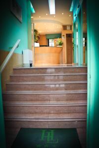 - un escalier dans un bâtiment avec un couloir dans l'établissement Hotel Losanna, à Milan