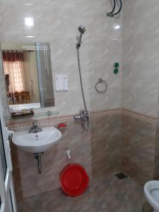 y baño con aseo, lavabo y ducha. en Hải Lưu Hotel en Cái Rồng