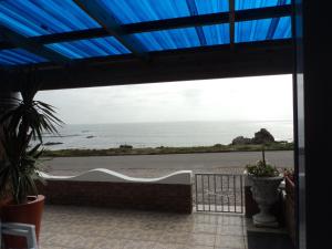 z okna pokoju roztacza się widok na ocean. w obiekcie Thornbay accommodation w mieście Doring Bay