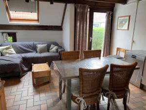 uma sala de estar com um sofá e uma mesa em Beuger 15 em Nieuwpoort