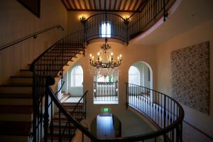 una escalera de caracol con una lámpara de araña en un edificio en Villa Howden, en Margate