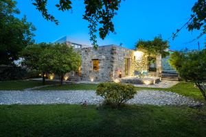 Galeriebild der Unterkunft Muazzo Creta Stone House, a Fairytale Cottage, By ThinkVilla in Pigi