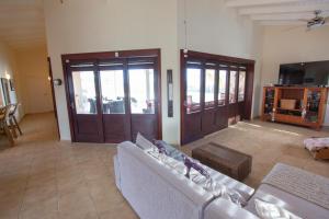 O zonă de relaxare la Casa Coco Bonaire at Sabalpalm Villas