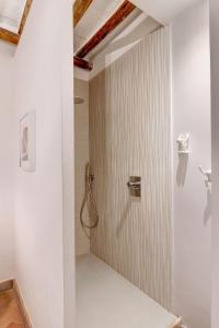 Habitación con baño con cabina de ducha. en Casa Modelli en Roma