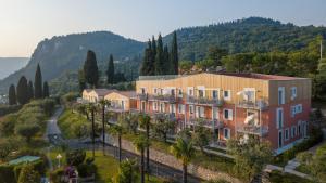 una vista aerea di un edificio alberato e di una strada di Residence Arca a Bardolino