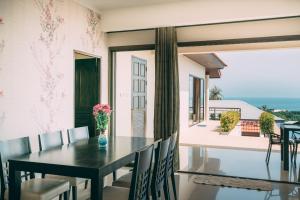 a dining room with a table and chairs at Lilu Villa In Lamai in Lamai
