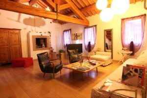 - un salon avec un canapé et une table dans l'établissement B&B Cittabella, à Cittadella