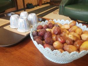 un tazón de manzanas sentado sobre una mesa en Beyout Guest Houses en Ma‘mad