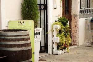 a sign in front of a door with plants at B&B Cittabella in Cittadella