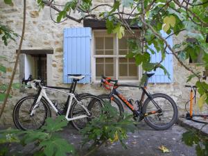 dos bicicletas estacionadas frente a un edificio con ventana en Le Rourebeau, en Mollans-sur-Ouvèze