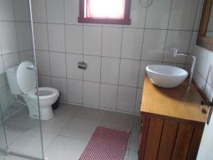 een kleine badkamer met een toilet en een wastafel bij Casa do Aconchego in Tiradentes