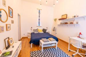 - une chambre avec un lit et une table dans l'établissement Artlovers' flat - Kazinczy street, à Budapest