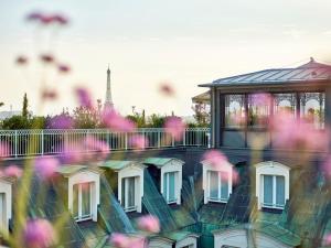 uma imagem desfocada de um edifício com a Torre Eiffel em Le Meurice – Dorchester Collection em Paris