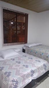 Giường trong phòng chung tại Casa guadua piscina privada