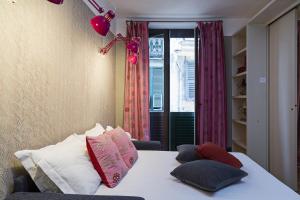 - une chambre avec un lit doté d'oreillers et d'une fenêtre dans l'établissement Design in Genoa City Center by Wonderful Italy, à Gênes