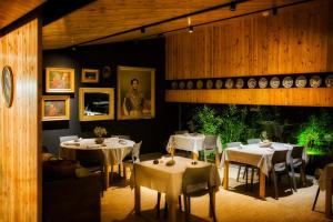 a dining room with tables and chairs in a restaurant at Furnas Lake Forest Living in Furnas