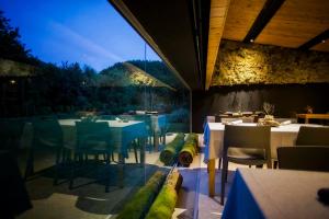 a dining room with a table and chairs and a window at Furnas Lake Forest Living in Furnas