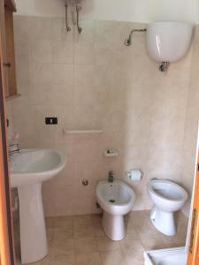 La salle de bains est pourvue d'un lavabo, de toilettes et d'un bidet. dans l'établissement Casa vacanze zaccanopoli, à Zaccanopoli
