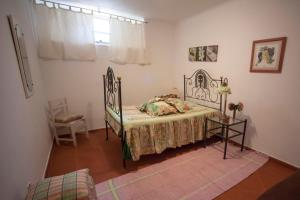 Un dormitorio con una cama y una mesa y una ventana. en Casa dos Limoeiros, en Évora 24 fotos más