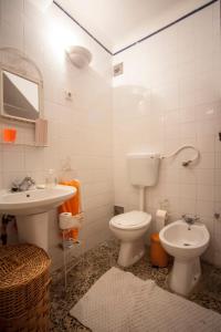 un baño con inodoro y lavabo en Casa dos Limoeiros, en Évora