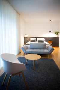 a living room with a couch and a table at Furnas Lake Forest Living in Furnas
