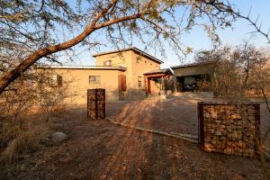 un edificio con una recinzione di fronte di Sweni Lodge 91 Mjejane Kruger Park a Hectorspruit
