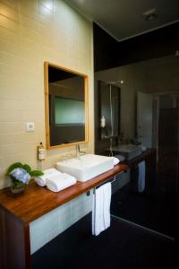 a bathroom with a sink and a mirror at Furnas Lake Forest Living in Furnas