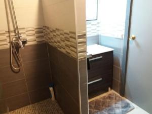 ein Badezimmer mit Dusche mit Glastür in der Unterkunft Apartamento en Castellón RENFE in Castellón de la Plana + 16 Fotos