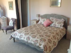 - une chambre avec un lit et une chaise dans l'établissement Baron's Grange, à Iden