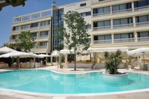 a large swimming pool in front of a building at Park Hotel Campitelli in Larino
