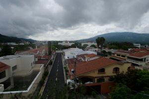 eine Luftansicht einer Stadt mit Gebäuden in der Unterkunft Hotel Berlin in San Salvador