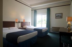 um quarto de hotel com duas camas e uma janela em Hotel Berlin em San Salvador