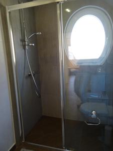baño con ducha y aseo con ventana en Casa Costa Outlet 5, en Serravalle Scrivia
