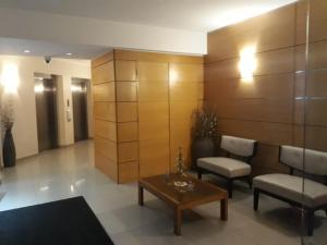 比尼亞德爾馬的住宿－Departamento a pasos del centro de Viña y terminal，一间带桌椅的客厅和一间房间