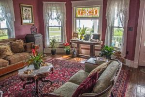 a living room with a couch and a table at The Peaceful Pelican LLC in Palacios