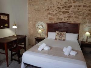 1 dormitorio con 1 cama grande, 2 mesitas de noche y escritorio en Sa Lluna Blava, en Santa Margalida 24 fotos más