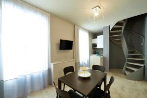 Televízia a/alebo spoločenská miestnosť v ubytovaní Boutique Hotel de la Ville