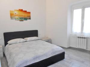 a bedroom with a bed and a painting on the wall at Vista su Lerici in Lerici