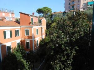 a view of some buildings with trees in the foreground at Vista su Lerici in Lerici