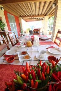 una mesa con tomates y otros alimentos en ella en Agriturismo Rosso di Sera, en Cugnoli