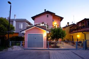 uma casa com um portão em frente em Locazioni Turistiche By Max em Montegrotto Terme