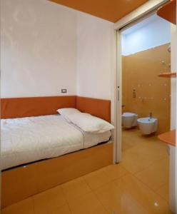 1 dormitorio con 1 cama y baño con bañera en Fiuggi apartment, en Milán
