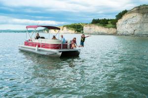 eine Gruppe von Menschen auf einem Boot im Wasser in der Unterkunft Arrowwood Resort at Cedar Shore in Oacoma