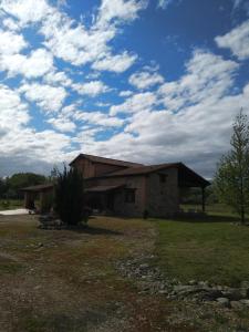 坎德莱达Casa Valentina的一片云天的田野中的房屋