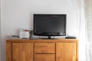 un televisor sentado en la parte superior de un armario de madera en Apartament Tarracoliva en Tarragona