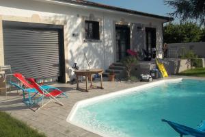 Bazén v ubytovaní CUGNAUX Toulouse Metropole OUEST Chambre Privée de Luxe - SDB WC privée Terrasse Piscine Aqua Bike alebo v jeho blízkosti