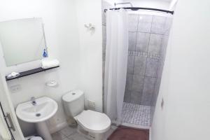 Um banheiro em Hotel Las Lunas
