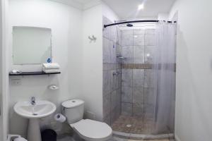 Um banheiro em Hotel Las Lunas